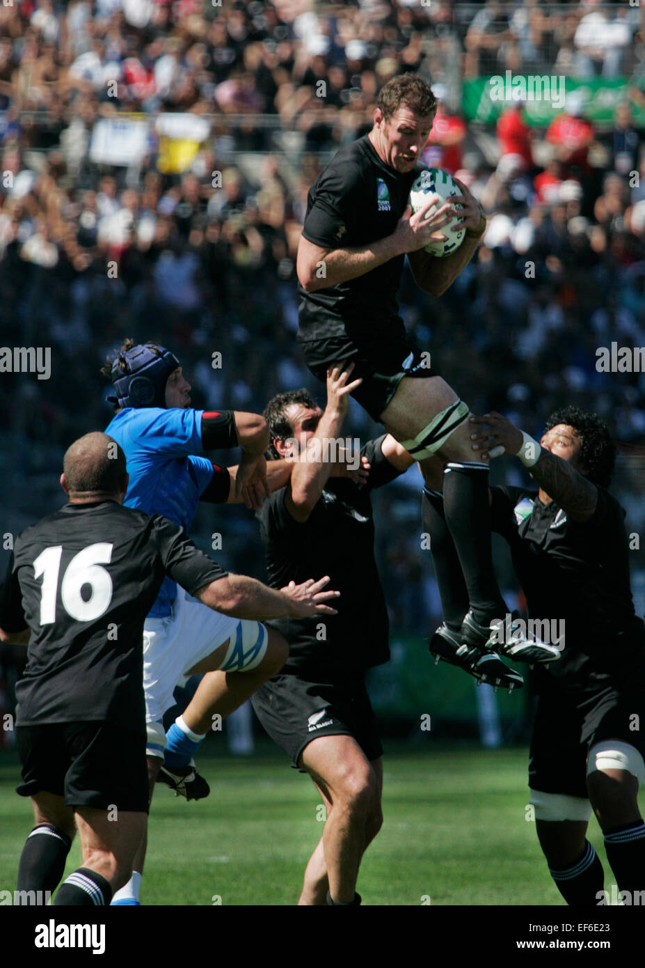 New Zealand Rugby Union Line-Out-Ausgang Line-out Sprung in der Rugby World Cup 2007 in Marseille Stockfoto