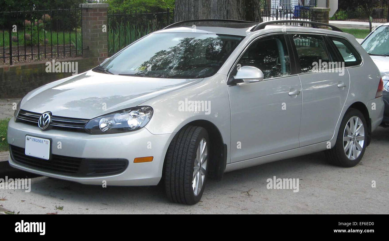 Der Volkswagen Jetta TDI Sportwagen 2010 ist ein kompakter dieselbetriebener Wagen, der für seine Kraftstoffeffizienz und seine praktische Funktionalität bekannt ist. Angetrieben von einem 2,0-Liter-TDI-Motor bietet er ein starkes Drehmoment und ein ruhiges Fahrverhalten. Der Sportwagen verfügt über einen geräumigen Laderaum und moderne Technik, was ihn ideal für Pendler und Familien macht. Stockfoto