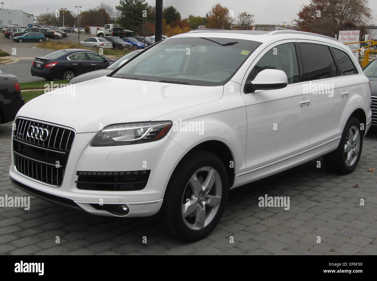 Der Audi Q7 TDI 2012 ist ein Luxus-SUV mit 3,0 l V6-Dieselmotor. Mit geräumigen Sitzen, hochwertigen Innenmaterialien und fortschrittlicher Technologie bietet er ein ausgewogenes Verhältnis von Leistung, Komfort und Effizienz für Käufer von Luxus-SUV. Stockfoto