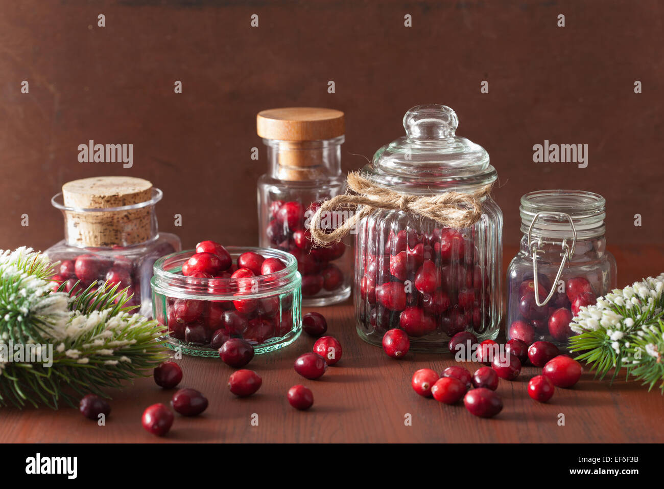 frische Preiselbeeren in Gläsern, Winterdekoration Stockfoto