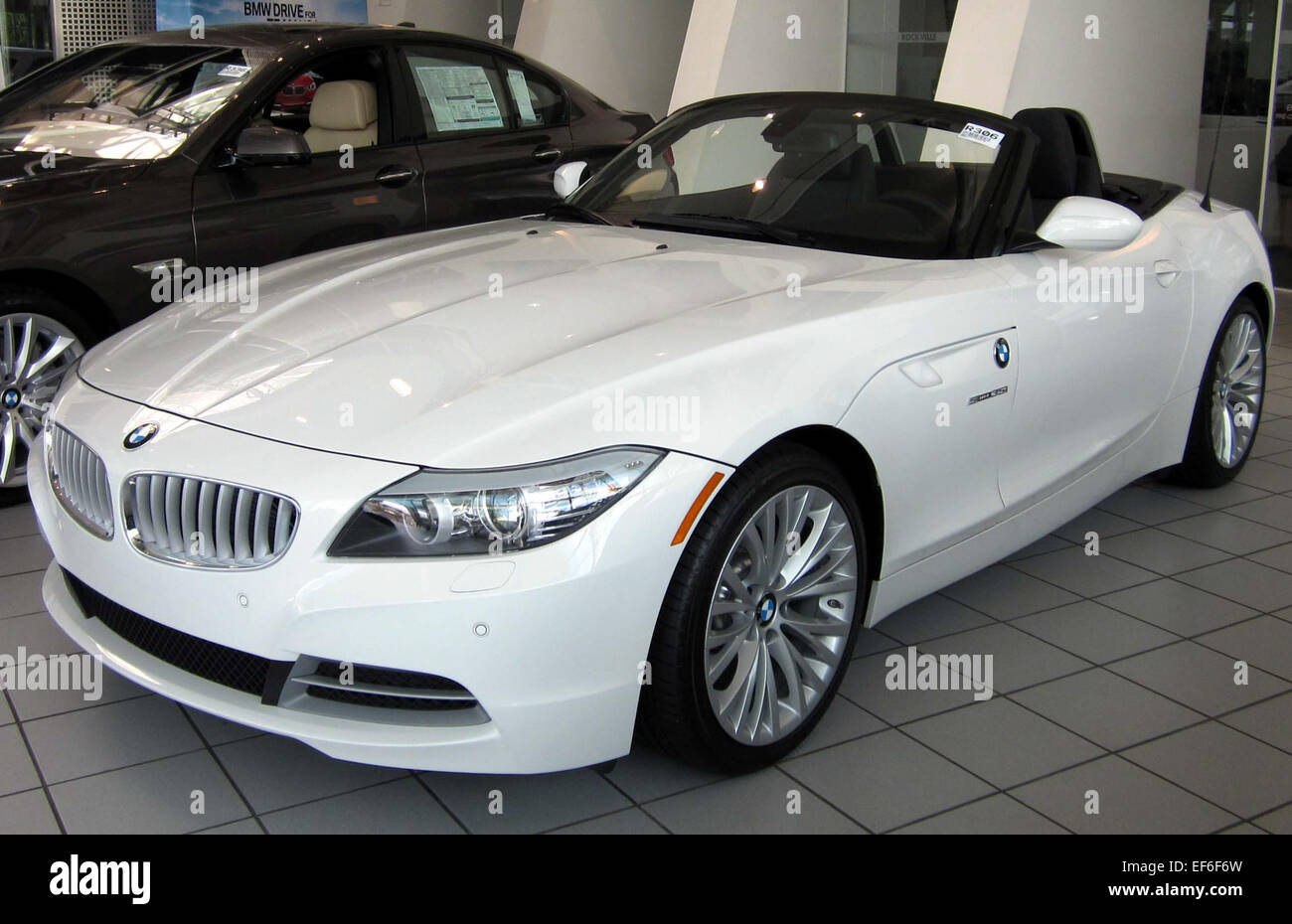 Das BMW Z4 2012 ist ein zweitüriges Luxus-Sport-Cabriolet, das Leistung und elegantes Design vereint. Der Z4 wird von einer Reihe von Motoroptionen angetrieben, darunter einem 3,0-l-Reihenmotor mit Turbolader, und bietet ein aufregendes Fahrerlebnis mit scharfem Handling und beeindruckender Beschleunigung. Sein raffinierter Innenraum und seine fortschrittliche Technologie machen ihn zur ersten Wahl für Fahrbegeisterte, die Komfort und Sportlichkeit suchen. Stockfoto Das BMW Z4 2012 ist ein zweitüriges Luxus-Sport-Cabriolet, das Leistung und elegantes Design vereint. Der Z4 wird von einer Reihe von Motoroptionen angetrieben, darunter einem 3,0-l-Reihenmotor mit Turbolader, und bietet ein aufregendes Fahrerlebnis mit scharfem Handling und beeindruckender Beschleunigung. Sein raffinierter Innenraum und seine fortschrittliche Technologie machen ihn zur ersten Wahl für Fahrbegeisterte, die Komfort und Sportlichkeit suchen. Stockfoto