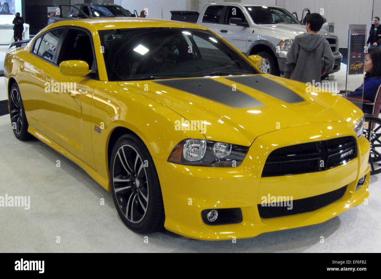 Die 2012 Dodge Charger Super Bee ist eine Hochleistungslimousine mit einem 6,4-Liter-V8-Motor. Mit seinem aggressiven Design kombiniert er Kraftfahrzeuge mit modernem Komfort in der Limousine. Der Super Bee wurde für alle Fans entwickelt, die ein aufregendes Fahrerlebnis in einer viertürigen Limousine suchen. Stockfoto