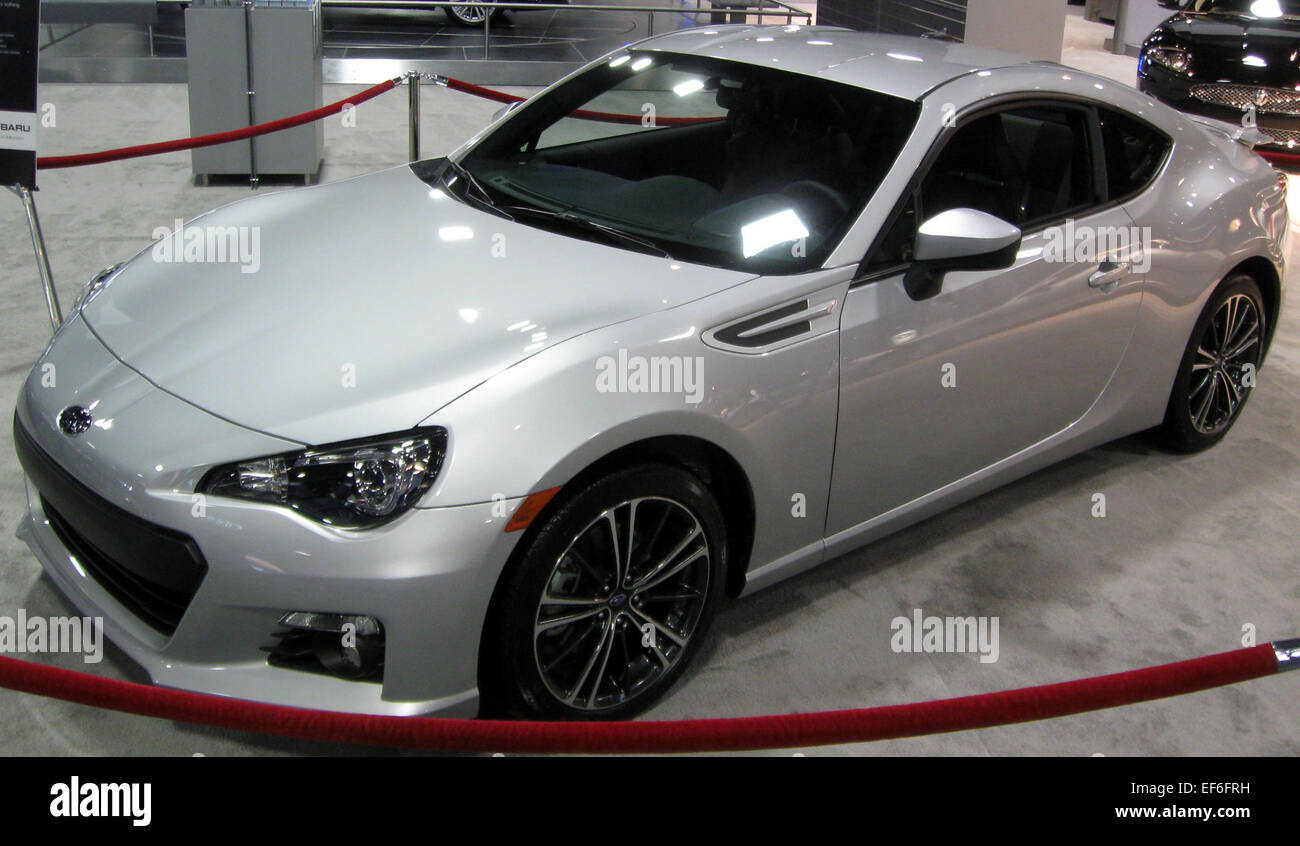 Das Subaru BRZ 2013 ist ein kompaktes Sport-Coupé für Leistungsbegeisterte. Er verfügt über einen 2,0-Liter-Flachviermotor und einen Hinterradantrieb, der ein reaktionsschnelles Handling und ein leichtes Design bietet. Der BRZ bietet ein ansprechendes Fahrerlebnis mit einem Schwerpunkt auf Agilität und Präzision, was ihn zu einer beliebten Wahl unter fahrenden Puristen macht. Stockfoto
