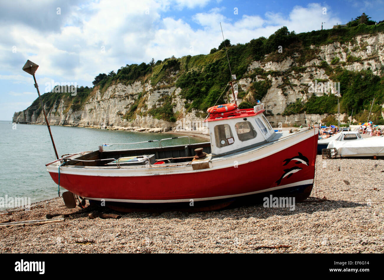 Ein Fischerboot am Strand von Bier in East Devon, England Stockfoto