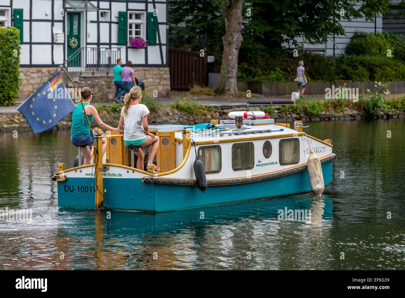 Tretboot, Hausboot "Escargot", selbst angetrieben Boot mit Platz für 4  Personen am Fluss Ruhr Stockfotografie - Alamy