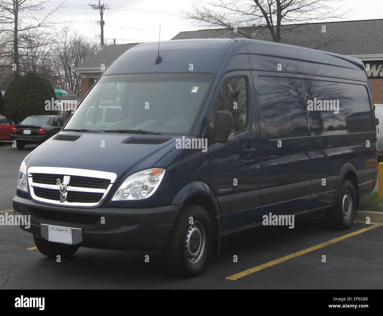 Der Dodge Sprinter 2500 der zweiten Generation (2007–2009) ist ein großer Frachtbus, der für seinen geräumigen Innenraum und seine hervorragende Nutzlast bekannt ist. Angetrieben von einem 3,0-Liter-V6-Dieselmotor bietet der Sprinter 2500 beeindruckende Abschleppmöglichkeiten und ein komfortables Fahrgefühl. Sein robustes Design und seine Effizienz machen ihn zur idealen Wahl für Unternehmen, die ein zuverlässiges und vielseitiges Arbeitsfahrzeug benötigen. Stockfoto