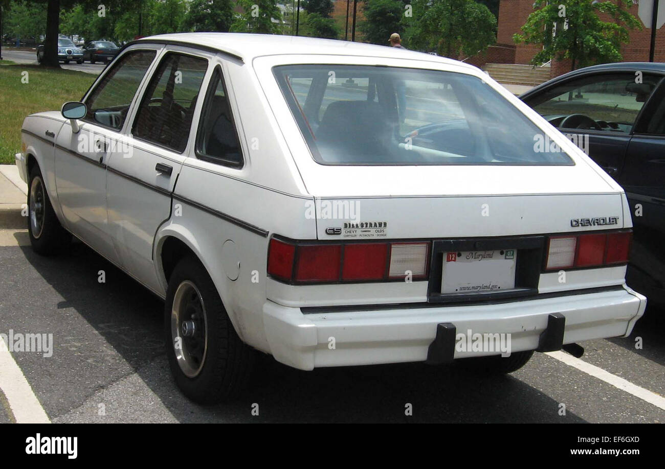 Der Chevrolet Chevette 1983-1985 ist ein kompaktes, preiswertes Fahrzeug, das für seine niedrigen Betriebskosten und Kraftstoffeffizienz bekannt ist. Mit seinem unkomplizierten Design und der einfachen Mechanik ist es eine erschwingliche Option für alle, die einen einfachen Transport suchen. Die Chevette ist nach wie vor ein bemerkenswertes Fahrzeug für diejenigen, die ein preisgünstiges Fahren bevorzugen. Stockfoto