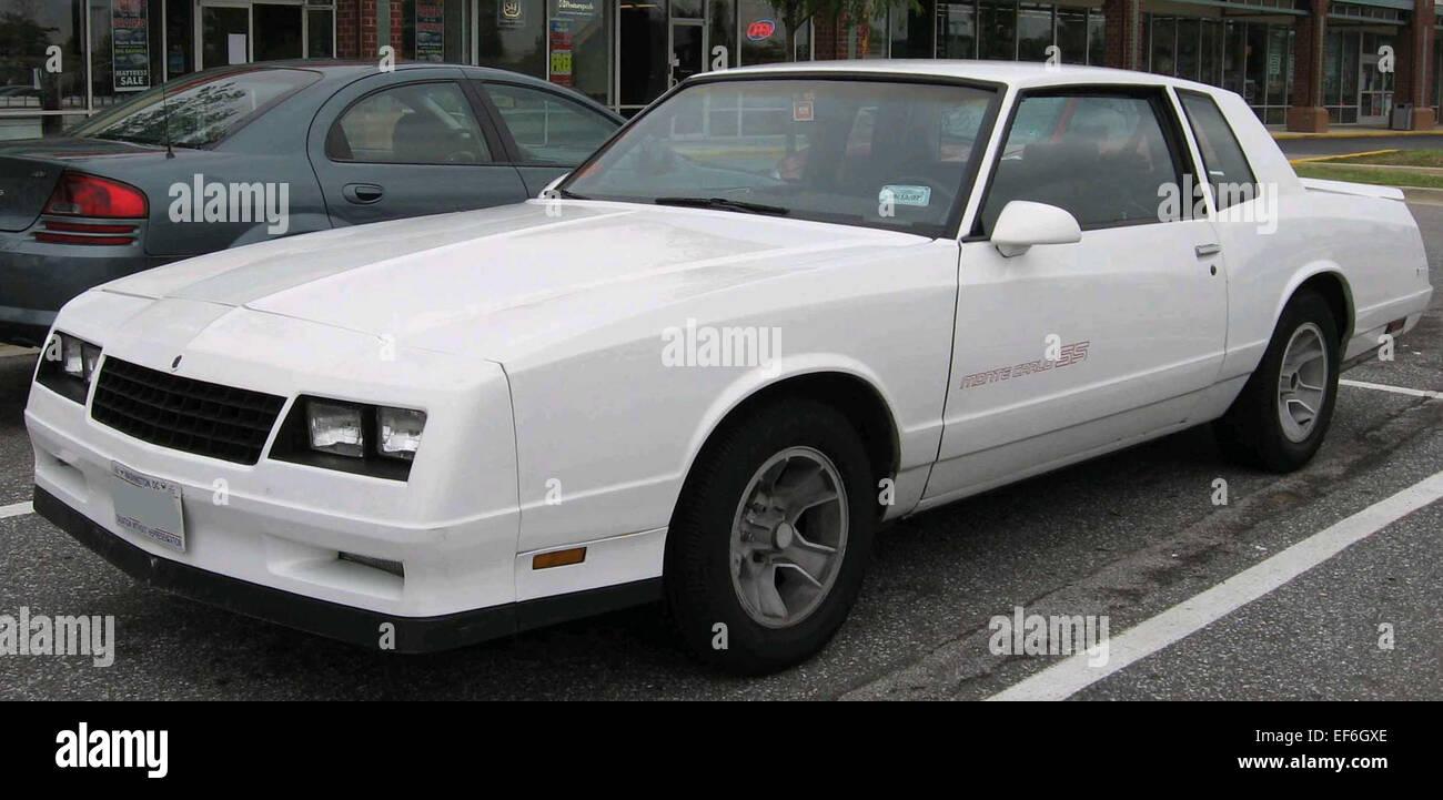 Der 1983-1986 Chevrolet Monte Carlo SS ist ein klassischer amerikanischer Muscle Car mit einem 5,0-l-V8-Motor, der eine starke Leistung liefert. Der Monte Carlo SS ist bekannt für sein stilvolles Design und seine ruhige Fahrt und kombiniert Komfort mit Kraft. Er ist eine beliebte Wahl für Autofahrer, die einen Oldtimer mit Stil und Kraft suchen. Stockfoto