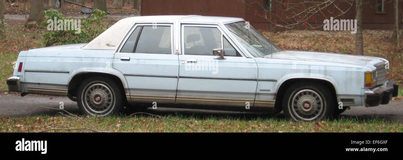 Der 1983-1986 Ford LTD ist ein Großwagen, der für seine komfortable Fahrt und zuverlässige Leistung bekannt ist. Er ist mit V6- und V8-Motoren erhältlich und verfügt über einen geräumigen Innenraum und ein klassisches amerikanisches Design. Der LTD ist bekannt für seine solide Bauweise und sein reibungsloses Handling, was ihn zu einer beliebten Wahl in seiner Ära macht. Stockfoto