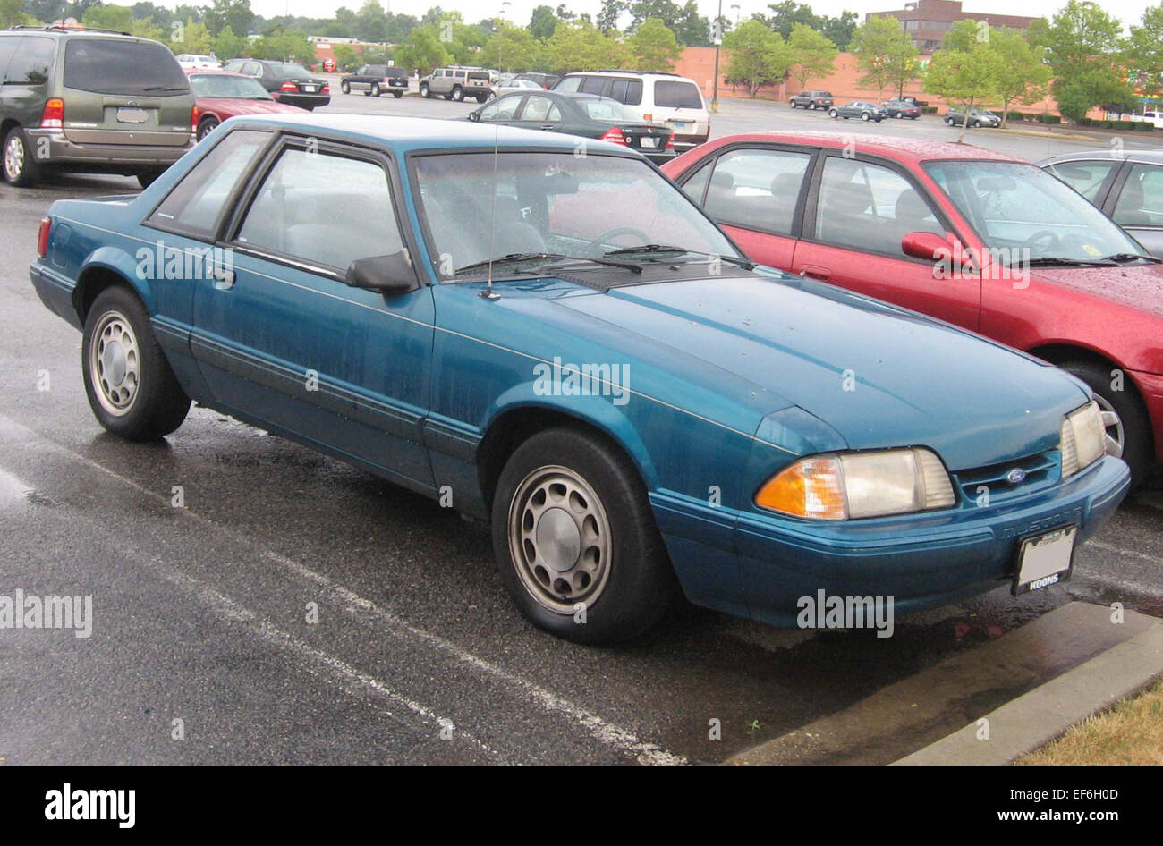 Der Ford Mustang 1987-1993 steht für eine bedeutende Ära des legendären Sportwagens, der für sein kühnes Design und seine verbesserte Leistung bekannt ist. Er behält seine klassische Muscle Car-Optik bei und bietet gleichzeitig moderne Funktionen für ein kultivierteres Fahrerlebnis. Stockfoto