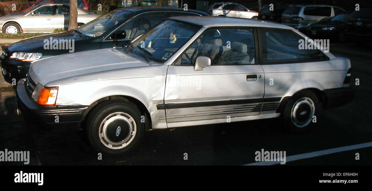 Der Ford Escort 1988-1990 war ein Kompaktwagen, der sowohl praktisch als auch sparsam war. Er war bekannt für seine Erschwinglichkeit, sein einfaches Design und seinen effizienten Kraftstoffverbrauch, was ihn zu einer beliebten Wahl für preisbewusste Fahrer in den späten 1980er und frühen 1990er Jahren machte Stockfoto