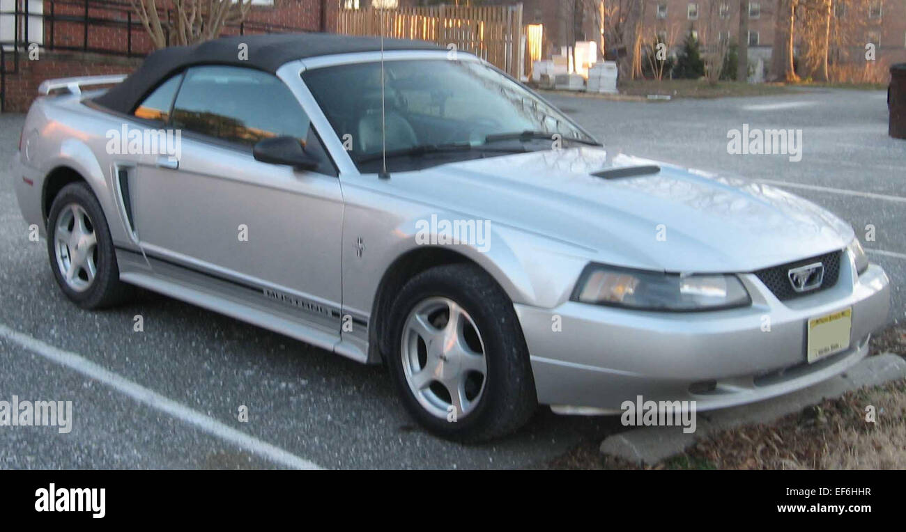 Das Ford Mustang Cabriolet 1999-2004 ist ein klassischer amerikanischer Muscle Car mit ikonischem Design. Der Mustang wird von einer Reihe von V6- und V8-Motoren angetrieben und bietet aufregende Leistung und ein stilvolles Fahrgefühl im Freien. Der Mustang ist bekannt für sein markantes Design und seine leistungsstarken Motoroptionen und ein Symbol der amerikanischen Automobilgeschichte. Stockfoto