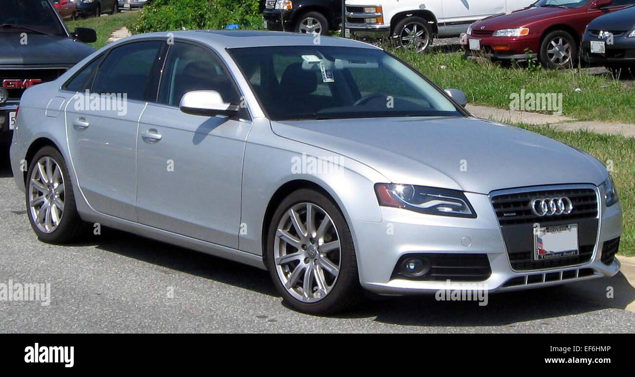 Die 2011 Audi A4 B8 Limousine ist ein kompaktes Luxusfahrzeug mit 2,0 l Turbovierzylinder, Allradantrieb und hochwertigem Innenraum mit moderner Technik. Stockfoto
