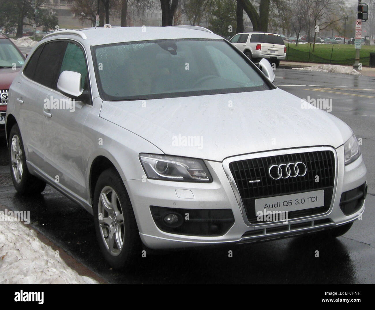 Der Audi Q5 TDI ist ein kompakter Luxus-SUV mit 3,0 l V6-Dieselmotor, der ein ausgewogenes Verhältnis zwischen Leistung und Kraftstoffeffizienz bietet. Mit seinem ausgeklügelten Design, fortschrittlicher Technologie und einem hochwertigen Innenraum ist der Q5 TDI ideal für alle, die einen Premium-SUV mit hervorragender Fahrdynamik suchen. Sein quattro-Allradantrieb sorgt für verbesserte Traktion und eignet sich somit für verschiedene Straßenverhältnisse. Stockfoto