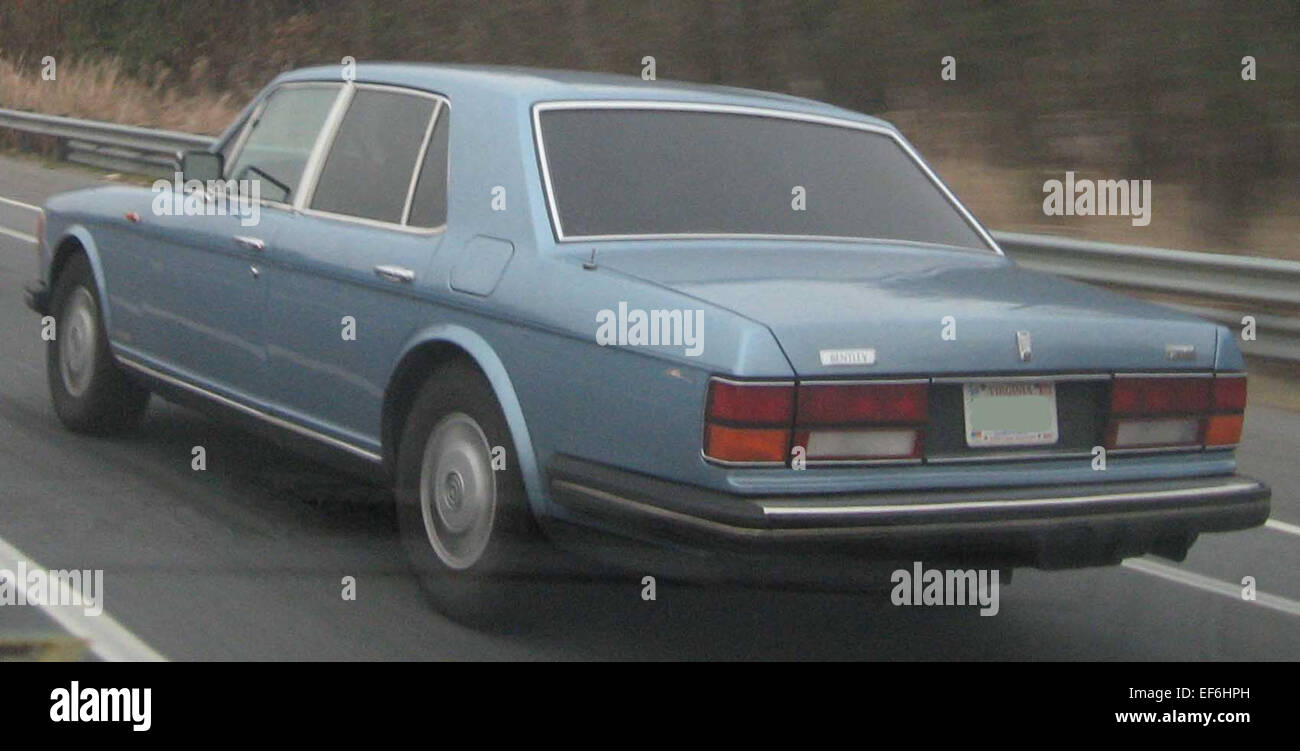 Die Bentley Eight ist eine Luxuslimousine aus den 1980er Jahren, die für ihr elegantes Design und ihre kraftvolle Leistung bekannt ist. Angetrieben von einem V8-Motor bietet er ein ruhiges und kultiviertes Fahrerlebnis. Das Bentley Eight verfügt über eine hochwertige Innenausstattung mit Lederpolsterung und Holzakzenten, die ein klassisches Luxuserlebnis bietet. Seine raffinierte Leistung und sein markantes Design machen ihn zu einem bemerkenswerten Fahrzeug in Bentleys Geschichte. Stockfoto