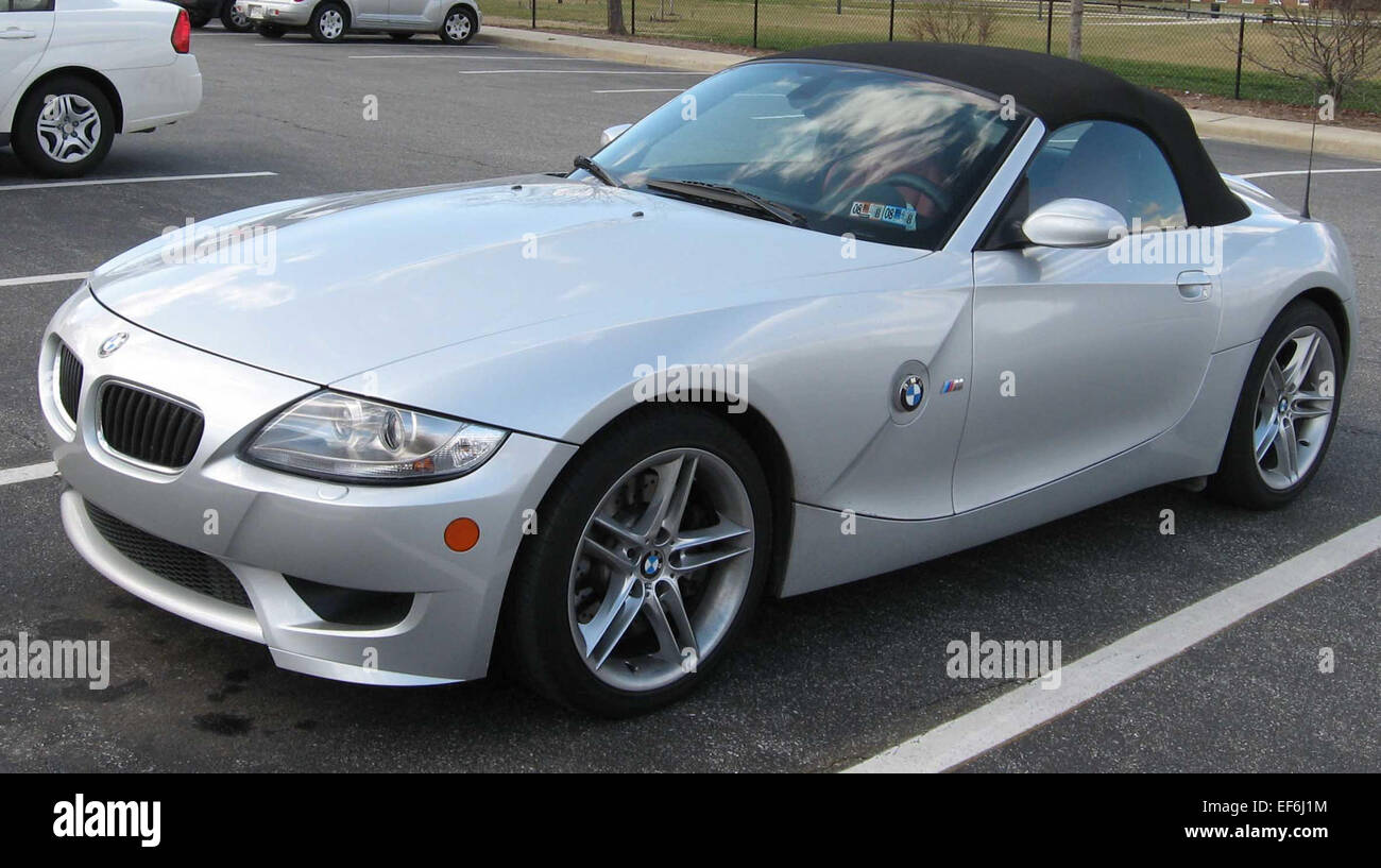 Der BMW Z4 M2 ist eine Hochleistungsvariante des Z4 Roadsters und bietet sportliches Handling und einen leistungsstarken Motor. Der Z4 M2 ist mit einem 3,2-l-Reihensechsmotor ausgestattet und bietet außergewöhnliche Beschleunigung und ein scharfes Handling. Sein aggressives Design und der hochwertige Innenraum machen ihn zu einem herausragenden Produkt im Sportwagensegment. Stockfoto Der BMW Z4 M2 ist eine Hochleistungsvariante des Z4 Roadsters und bietet sportliches Handling und einen leistungsstarken Motor. Der Z4 M2 ist mit einem 3,2-l-Reihensechsmotor ausgestattet und bietet außergewöhnliche Beschleunigung und ein scharfes Handling. Sein aggressives Design und der hochwertige Innenraum machen ihn zu einem herausragenden Produkt im Sportwagensegment. Stockfoto