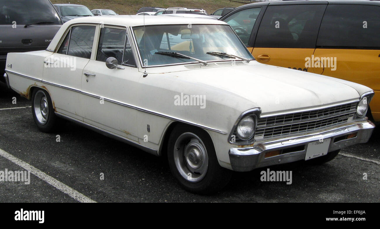 Die Chevrolet Nova Limousine, die Anfang der 2000er Jahre hergestellt wurde, ist ein kompaktes Fahrzeug, das für sein einfaches Design und seine zuverlässige Leistung bekannt ist. Mit einem 1,4-l- oder 1,8-l-Motor bietet der Nova Effizienz und Funktionalität. Seine einfachen Funktionen und seine erschwinglichen Preise machen ihn zu einer beliebten Wahl für alle, die ein schnörkelloses und preisgünstiges Fahrzeug suchen. Stockfoto