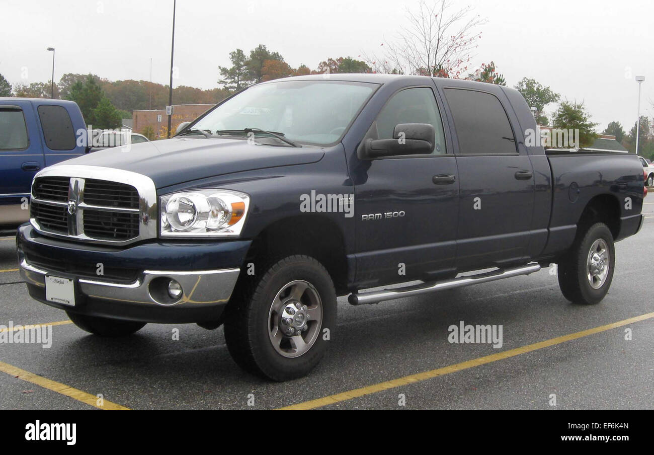 Das 2009 eingeführte Dodge RAM Mega Cab bietet mehr Platz im Innenraum, wobei der Schwerpunkt auf Komfort und Nutzbarkeit der Passagiere liegt. Mit seinem leistungsstarken Motor und seinem großen Ladevolumen ist er sowohl für Arbeit als auch für Freizeit konzipiert und somit ein vielseitiger Lkw in voller Größe. Stockfoto