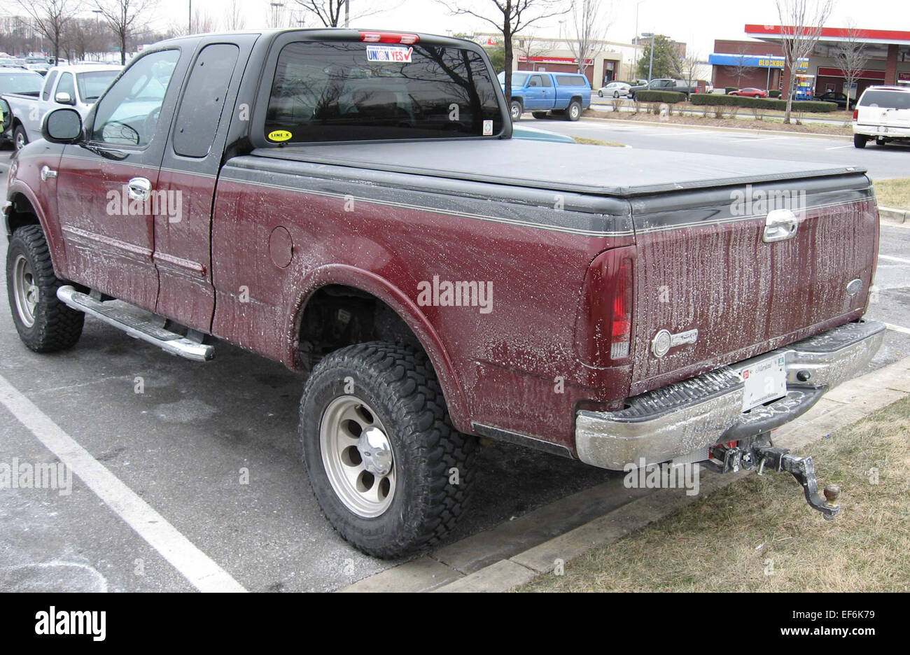 Der Ford F-150 Heritage ist ein großer Pickup-Lkw, der für seine robuste Haltbarkeit, seine leistungsstarken Motoroptionen und seine solide Bauweise bekannt ist. Er bietet ein zuverlässiges, einsatzbereites Fahrzeug mit einer starken Anhängelast und Geländegängigkeit, ideal für alle, die sowohl Nutzen als auch Leistung benötigen. Stockfoto