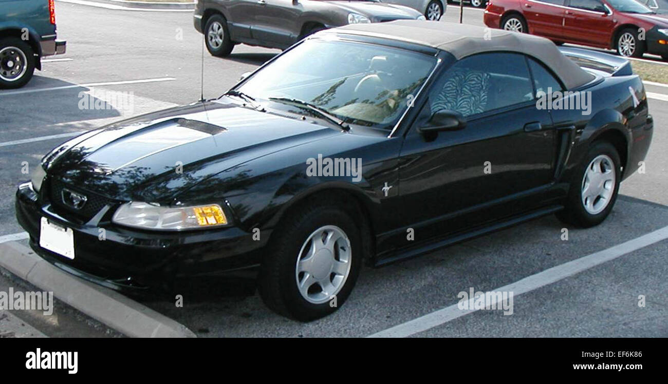 Das Ford Mustang Cabriolet ist ein klassischer amerikanischer Muscle Car mit Soft-Top-Design. Er kombiniert kraftvolle Leistung mit einem eleganten Äußeren und ist damit eine beliebte Wahl für Fahrbegeisterte, die ein Open-Air-Erlebnis genießen. Stockfoto