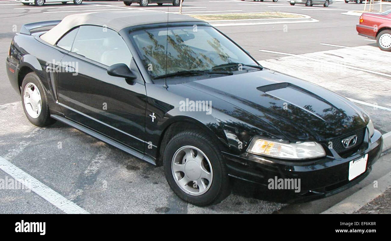 Das Ford Mustang Cabriolet ist ein klassischer amerikanischer Muscle Cabrio, der für sein kultiges Design, seine leistungsstarken Motoroptionen und sein Fahrerlebnis im Freien bekannt ist. Er ist mit einer Reihe von Motoren, einschließlich eines V8, erhältlich und bietet aufregende Leistung in Kombination mit einem stilvollen Äußeren und einem komfortablen Innenraum. Stockfoto