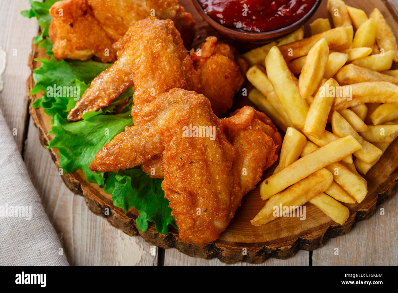 Gebratene Hähnchenflügel mit Sauce und Pommes frites Stockfotografie ...