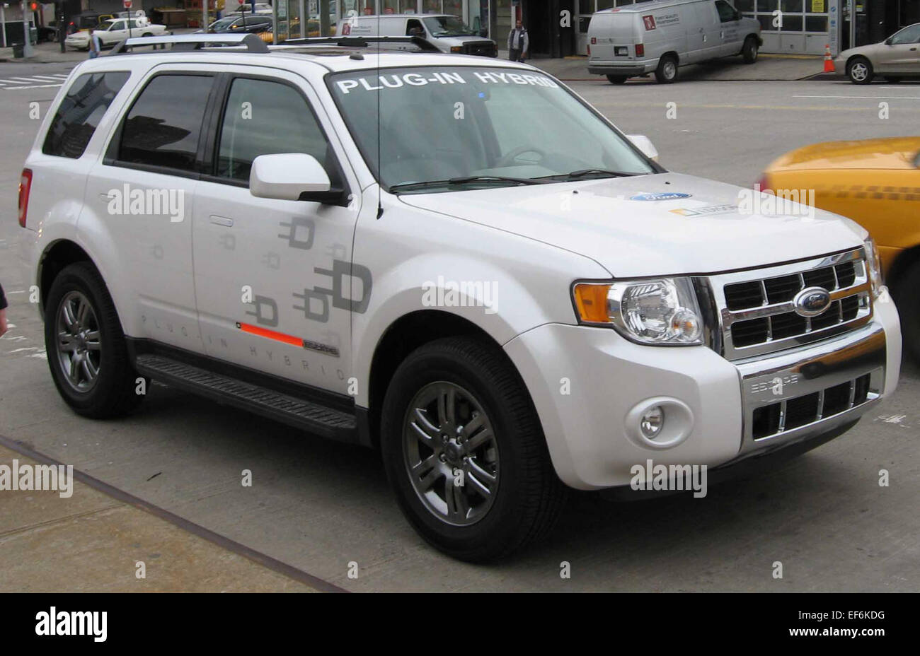 Der 2020 Ford Escape Plug-in Hybrid kombiniert die Effizienz eines Elektromotors mit einem Benzinmotor. Er bietet eine reine elektrische Reichweite für kurze Fahrten und Hybrid-Effizienz für längere Fahrten und ist eine umweltfreundliche Option für alle, die den Kraftstoffverbrauch senken möchten, ohne dabei auf Vielseitigkeit oder Leistung zu verzichten. Stockfoto