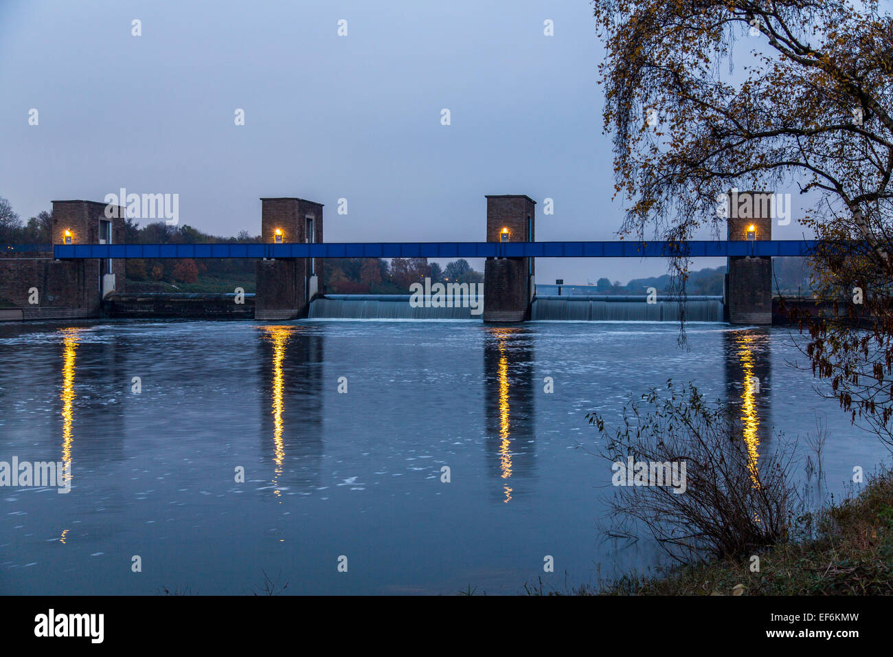 Ruhr-Damm in Duisburg-Meiderich, dient zur Entwässerung des Rhein-Herne-Kanal Stockfoto