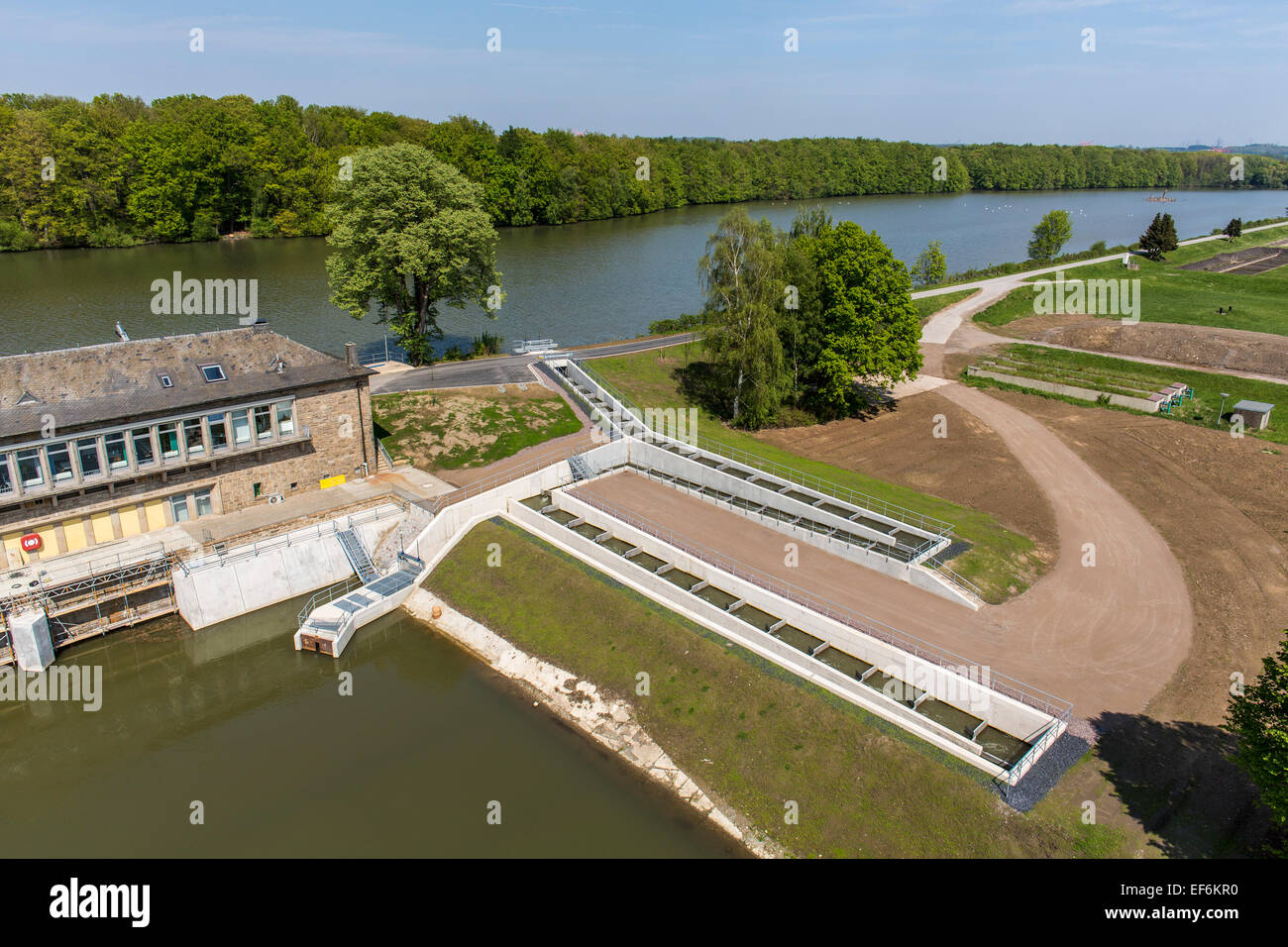 Fische passieren, Fluss Ruhr bei Schwerte, eine knstliche Wasserstrae fr  Fische, und den Fluss schwimmen, einen Damm zu umgehen Stockfotografie -  Alamy