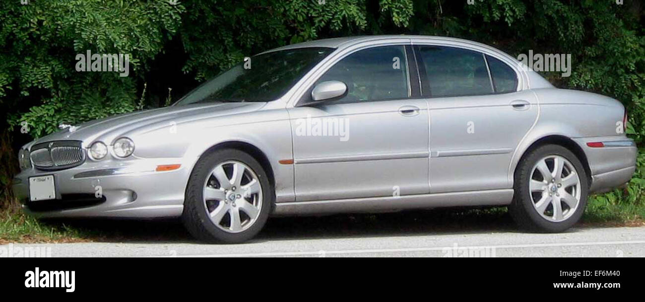 Die Jaguar X-Type Limousine, die von 2001 bis 2009 hergestellt wurde, ist eine luxuriöse Kompaktlimousine, die für ihr raffiniertes Design und ihre hochwertigen Funktionen bekannt ist. Er wird entweder von einem V6- oder einem Dieselmotor angetrieben und bietet ein angenehmes Fahrerlebnis mit fortschrittlicher Technologie und einem luxuriösen Innenraum. Der X-Type bietet ein ausgewogenes Verhältnis zwischen Leistung und Komfort und ist damit ein begehrtes Fahrzeug im Segment der kompakten Luxuslimousine. Stockfoto