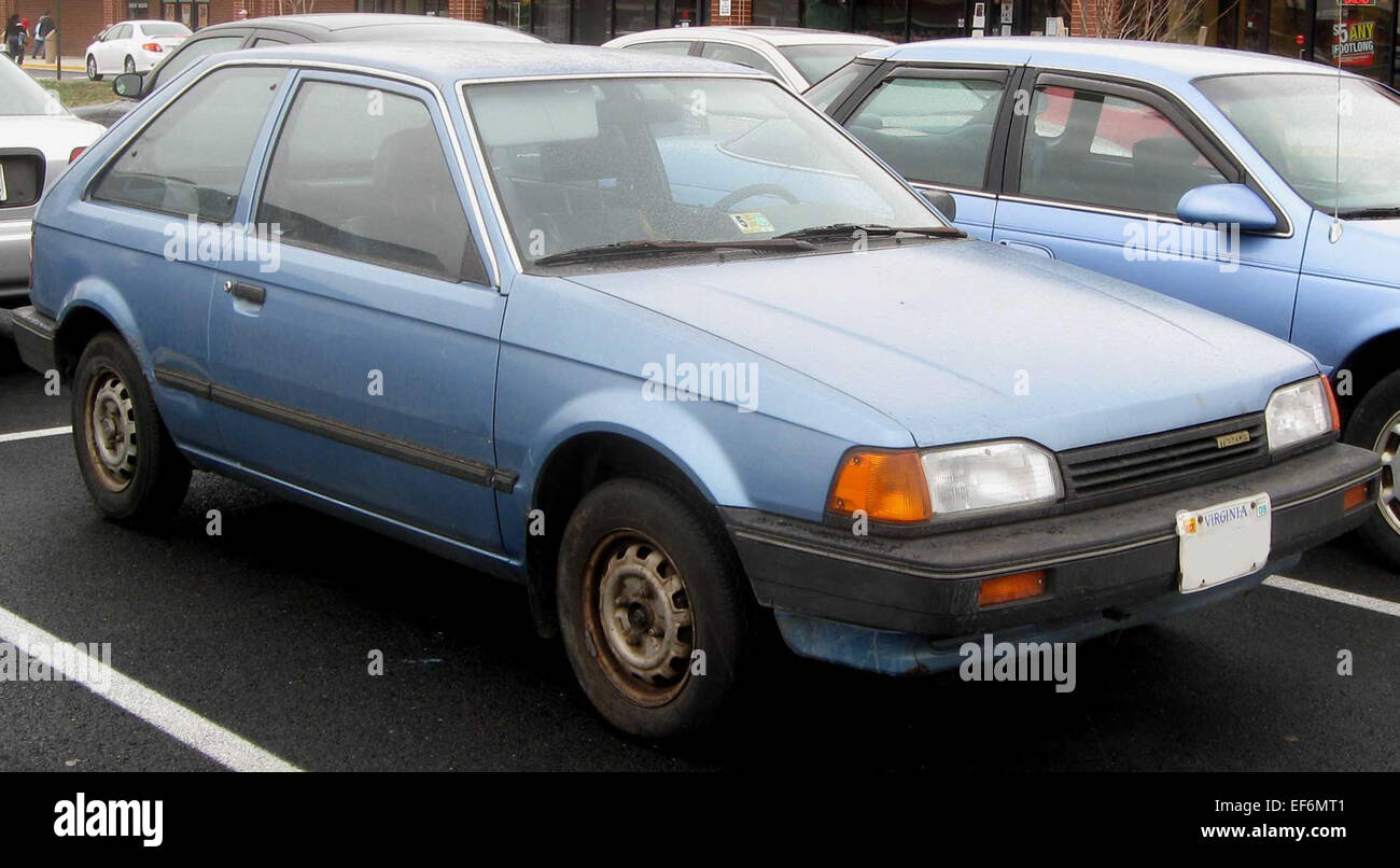 Der Mazda 323 Fließheck, der von den 1980er bis Anfang der 2000er Jahre hergestellt wurde, ist ein kompakter Wagen, der für seinen sparsamen Kraftstoffverbrauch, seinen praktischen Laderaum und seine zuverlässige Leistung bekannt ist. Stockfoto