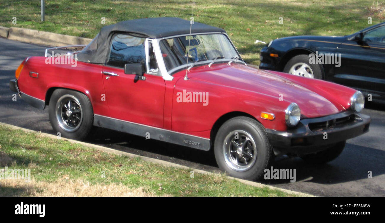 Der MG Midget ist ein klassischer britischer Roadster, der für seine kompakte Größe und sein wendiges Handling bekannt ist. Der Midget wurde von den 1960er bis 1980er Jahren produziert und bot einen 1,1-l- oder 1,5-l-Motor und ein leichtes Design, das ein ansprechendes Fahrerlebnis bietet. Der erschwingliche Preis und das offene Design machten ihn zu einer beliebten Wahl für Sportwagenliebhaber, die eine preisgünstige Option suchen. Stockfoto