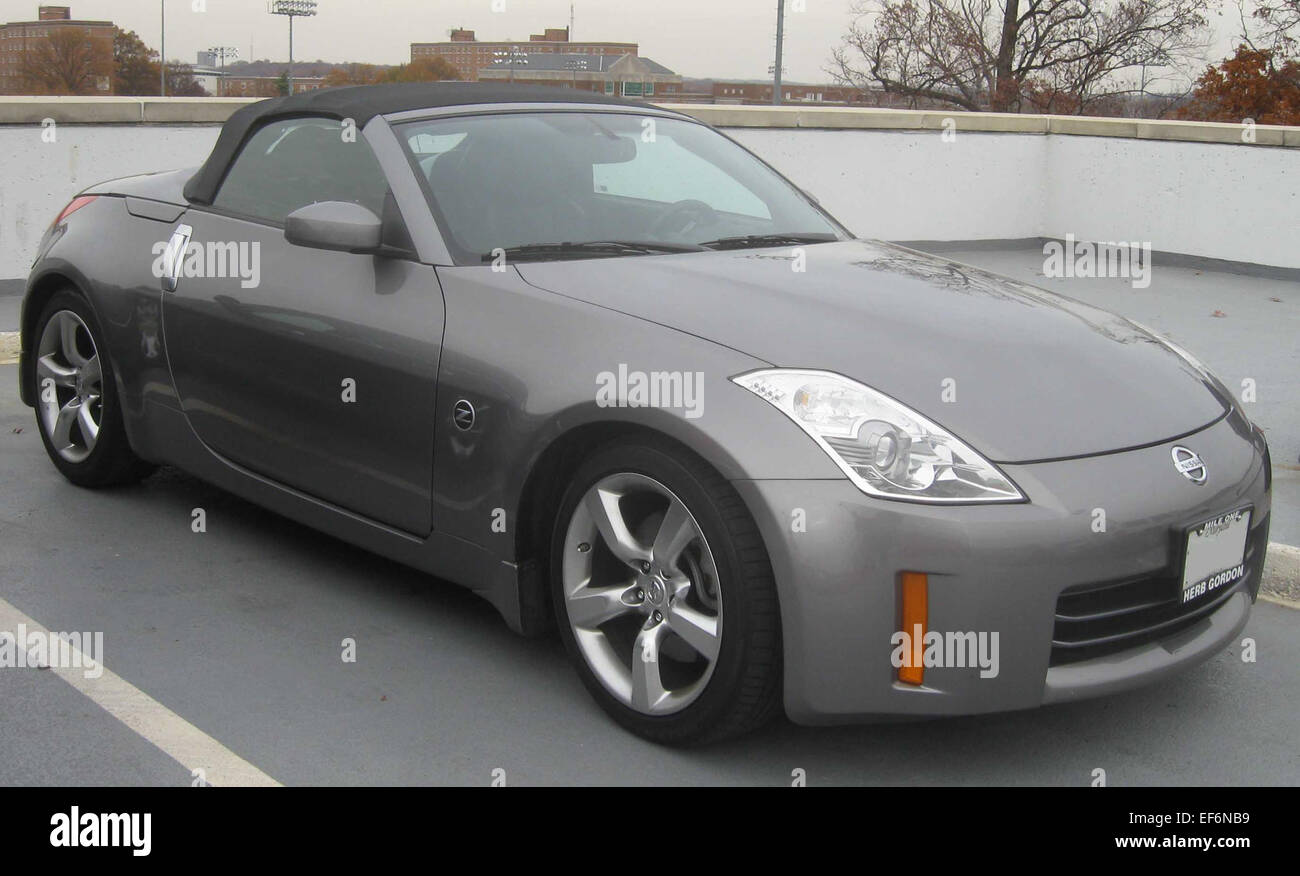 Das Nissan 350Z Cabriolet ist ein zweisitziger Sportwagen, der für seinen leistungsstarken V6-Motor, den Hinterradantrieb und das elegante offene Design bekannt ist. Er bietet agiles Handling und ein aufregendes Fahrerlebnis. Stockfoto