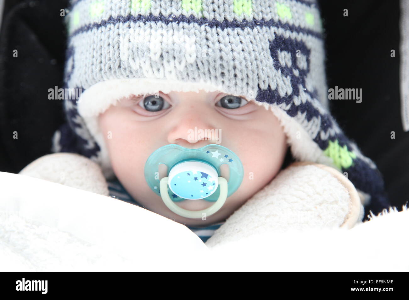 Baby Boy Bundle für den Winter mit einem Schnuller Stockfoto