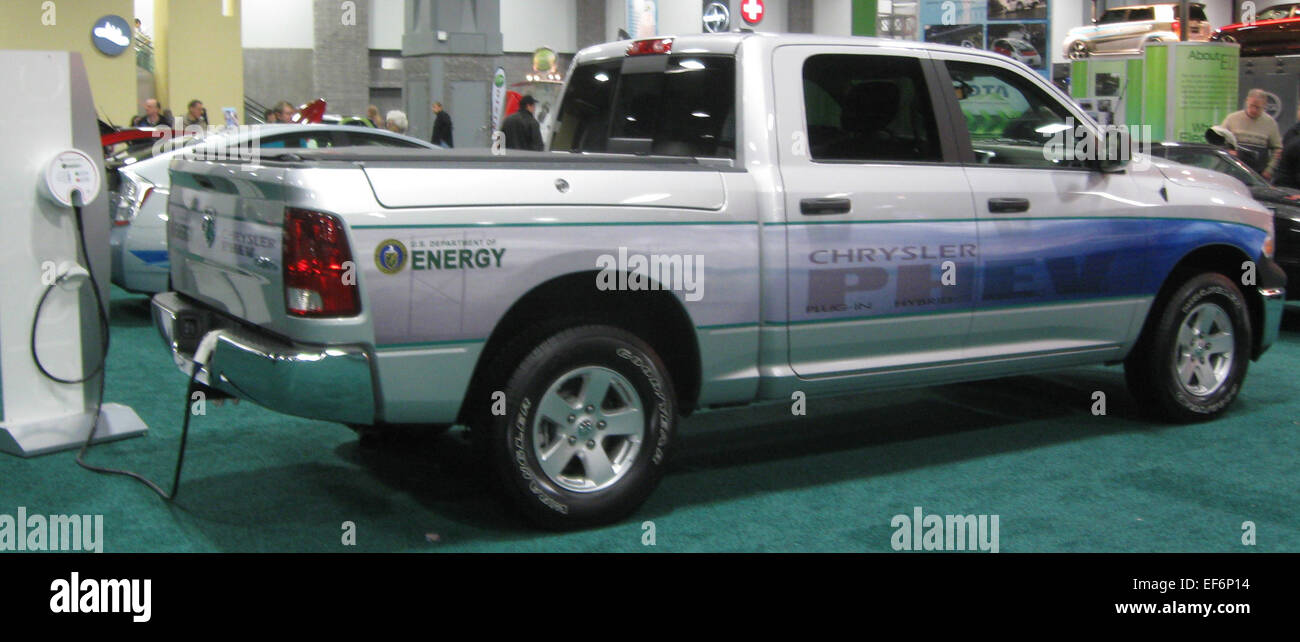 Der Plug-in-Hybrid mit 2011 RAM-Pickup ist ein Prototyp-Lkw mit Hybridtechnologie für verbesserte Kraftstoffeffizienz und reduzierte Emissionen. Das Heckdesign dieses Modells zeigt seine robuste Bauweise und Funktionalität, wobei der Schwerpunkt auf Nutzbarkeit und Vielseitigkeit liegt. Dieses Plug-in-Hybridkonzept stellt einen innovativen Schritt in der Zukunft der Pickup-Lkw dar und verbindet traditionelle Lkw-Stärke mit umweltfreundlicher Technologie. Stockfoto