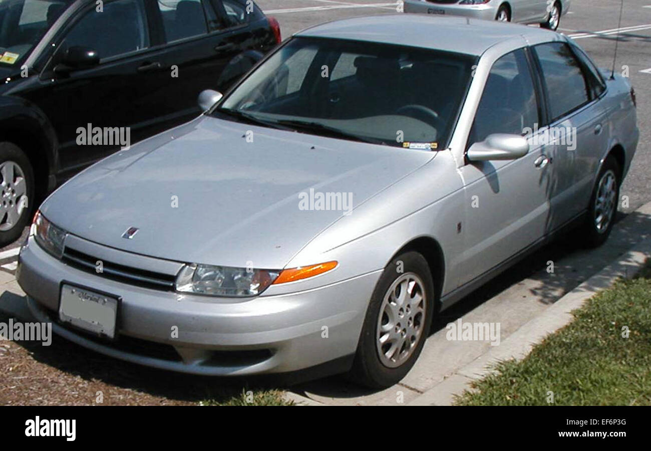 Die Saturn L-Serie, die von 2000 bis 2005 hergestellt wurde, ist eine mittelgroße Limousine, die für ihre komfortable Fahrt und ihren günstigen Preis bekannt ist. Er wird entweder von einem Vierzylinder- oder V6-Motor angetrieben und bietet ordentliche Leistung und Kraftstoffeffizienz. Die L-Serie zeichnet sich durch ein praktisches Design mit einem geräumigen Innenraum und zuverlässiger Handhabung aus, was sie zu einer guten Wahl für den täglichen Pendelverkehr und den Einsatz in der Familie macht. Stockfoto Die Saturn L-Serie, die von 2000 bis 2005 hergestellt wurde, ist eine mittelgroße Limousine, die für ihre komfortable Fahrt und ihren günstigen Preis bekannt ist. Er wird entweder von einem Vierzylinder- oder V6-Motor angetrieben und bietet ordentliche Leistung und Kraftstoffeffizienz. Die L-Serie zeichnet sich durch ein praktisches Design mit einem geräumigen Innenraum und zuverlässiger Handhabung aus, was sie zu einer guten Wahl für den täglichen Pendelverkehr und den Einsatz in der Familie macht. Stockfoto