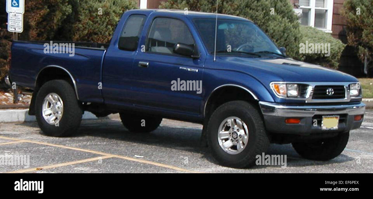 Der Toyota Tacoma mit erweiterter Fahrerkabine ist ein mittelgroßer Pickup-Lkw, der für seine Langlebigkeit und Geländegängigkeit bekannt ist. Er wird entweder von einem 2,7-Liter-Vierzylinder- oder einem 4,0-Liter-V6-Motor angetrieben und bietet eine hohe Leistung und Zugkraft. Das Tacoma ist beliebt für sein robustes Design und seine Zuverlässigkeit. Stockfoto
