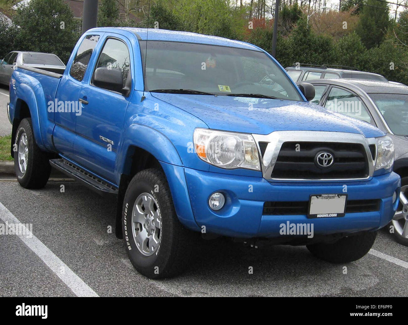 Die erweiterte Fahrerkabine des Toyota Tacoma ist ein mittelgroßer Pickup-Lkw, der für seine Geländegängigkeit und seine robuste Langlebigkeit bekannt ist. Er ist mit einem 4,0-l-V6-Motor ausgestattet, der sowohl auf der Straße als auch im Gelände ausreichend Leistung bietet. Die erweiterte Fahrerkabine des Tacoma bietet zusätzlichen Sitz- und Laderaum und ist somit eine praktische Wahl für Fahrer, die Vielseitigkeit und Stärke in einem kompakten Lkw benötigen. Stockfoto