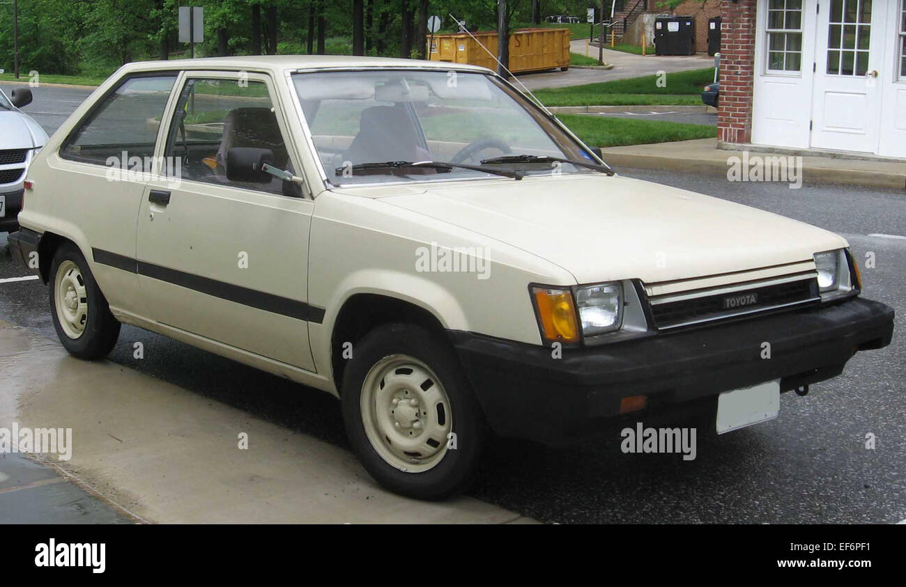 Der Toyota Tercel ist ein kompaktes Fahrzeug, das für seine Zuverlässigkeit, Kraftstoffeffizienz und kompakte Bauweise bekannt ist. Es bietet eine praktische und erschwingliche Option für den täglichen Transport und einen Ruf für langlebige Leistung. Stockfoto