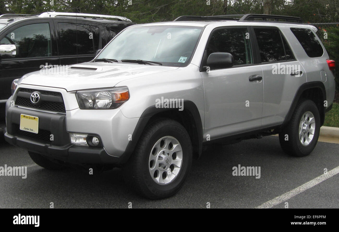 Der Toyota 4Runner ist ein mittelgroßer SUV, der für seine robuste Geländegängigkeit und zuverlässige Leistung bekannt ist. Die Modelle 2001-2011 bieten eine Mischung aus Langlebigkeit, geräumigem Innenraum und fortschrittlichen Funktionen, was sie zur ersten Wahl für Outdoor-Enthusiasten und diejenigen macht, die einen vielseitigen SUV für das tägliche Fahren benötigen. Stockfoto