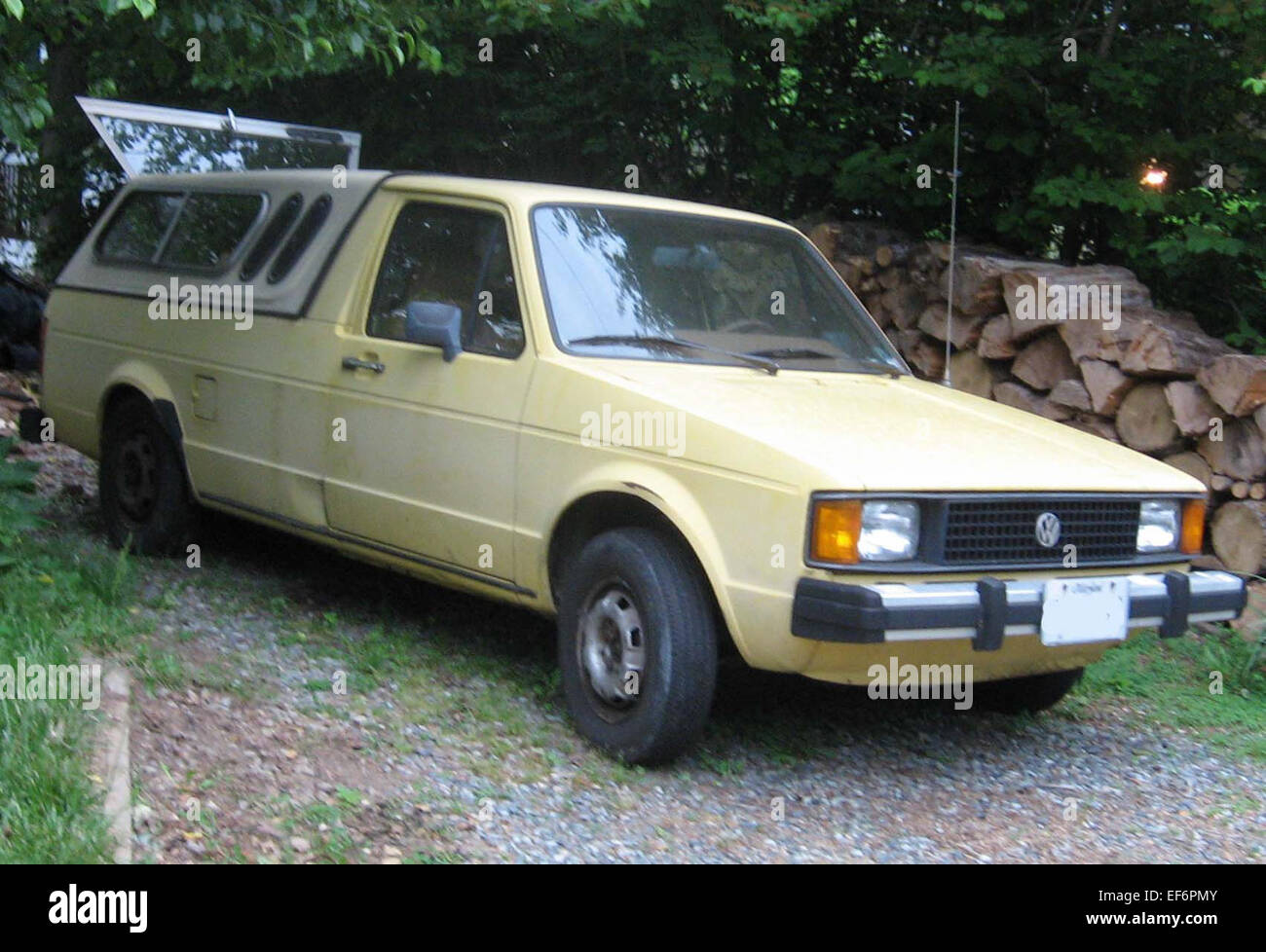Der Volkswagen Rabbit Pickup ist ein kompaktes Nutzfahrzeug, das zwischen 1979 und 1984 hergestellt wurde. Durch die Kombination der praktischen Funktionalität eines kleinen Lkws mit dem kompakten Design eines Fließhecks ist es eine vielseitige Option für leichte Arbeiten. Der Rabbit Pickup wird von einem 1,6-l-Motor angetrieben und ist bekannt für seine Kraftstoffeffizienz und seine solide Bauweise, was ihn zu einer zuverlässigen Wahl für den täglichen Einsatz macht. Stockfoto