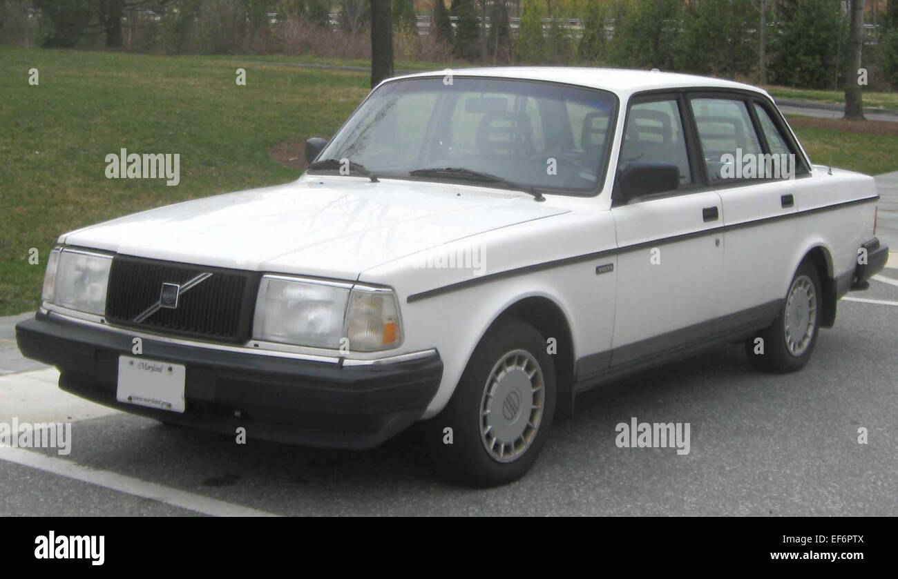 Die Volvo 240 Limousine ist ein langlebiges und zuverlässiges Fahrzeug, das für sein Kastendesign, seine praktischen Merkmale und seine außergewöhnlichen Sicherheitsspezifikationen bekannt ist. Es ist eine mittelgroße Limousine mit einem Ruf für Langlebigkeit und minimalen Wartungsaufwand. Stockfoto