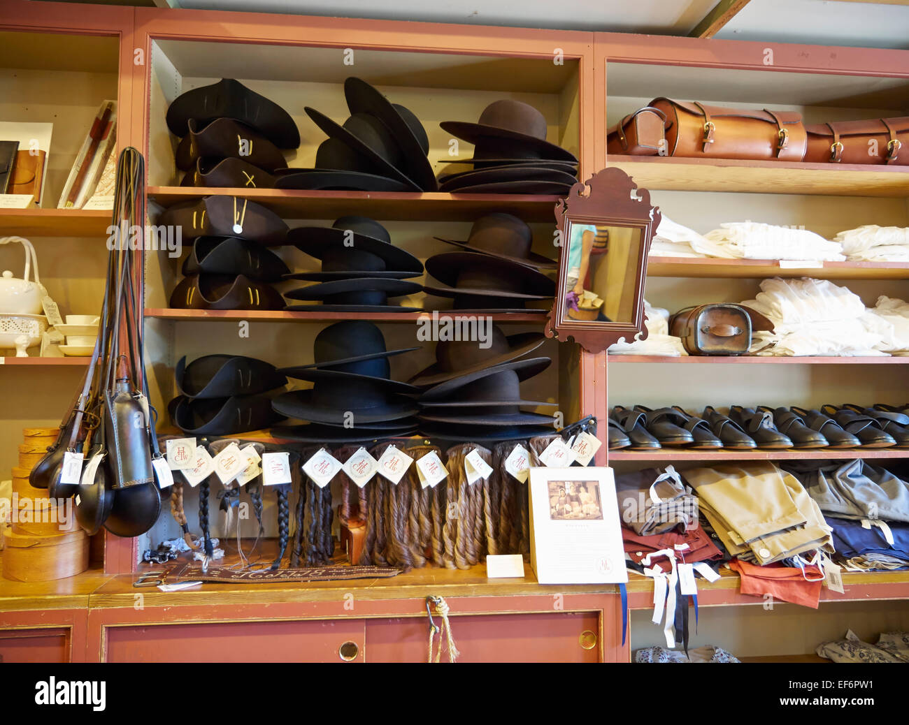 Hüte, Haarteile und Kleidung zum Verkauf in einem Geschäft in Colonial Williamsburg Stockfoto