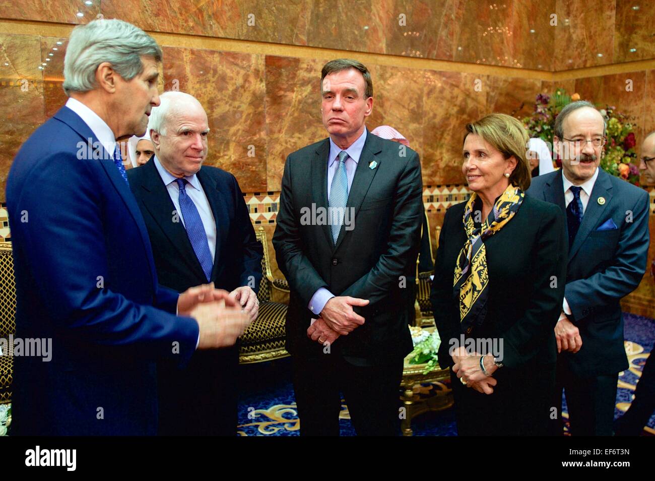 US-Außenminister John Kerry und Senator John McCain, Senator Mark Warner, House Minority Leader Nancy Pelosi und Vertreter Eliot Engel Chat vor der Begrüßung der neuen saudischen König Salman im königlichen Palast Erqa 27. Januar 2015 in Riyadh, Saudi Arabien. US-Führung kam um Beileid aus dem späten König Abdullah und treffen sich mit den neuen König Salman. Stockfoto