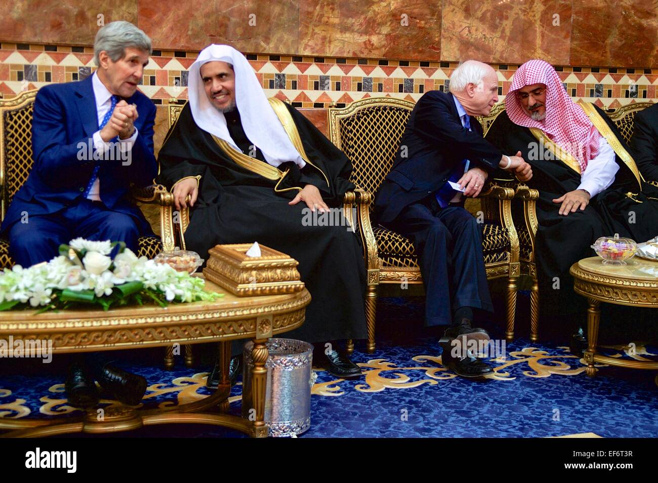 US-Außenminister John Kerry und Senator John McCain chatten mit Mitgliedern der saudischen Königsfamilie nach der Begrüßung der neuen König Salman im königlichen Palast Erqa 27. Januar 2015 in Riyadh, Saudi Arabien. US-Führung kam um Beileid aus dem späten König Abdullah und treffen sich mit den neuen König Salman. Stockfoto