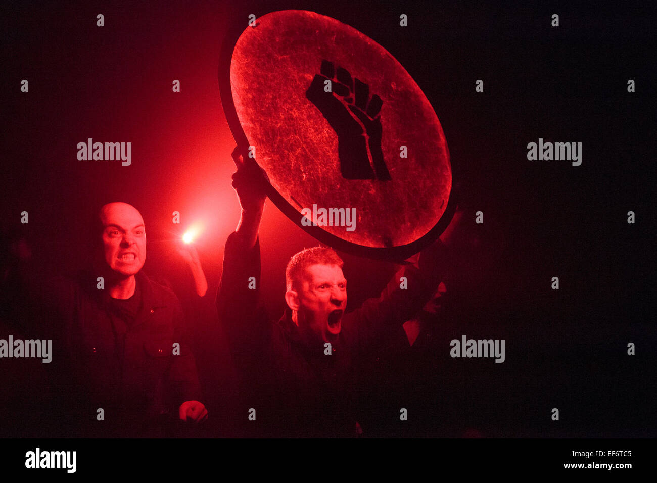 Im Bild: L-r: Michael Sharman, Robin Guiver und Charlotte Dubery durchführen. Theater Ad Infinitum präsentieren ihre Show "Licht" in die Grube Theater, Barbican Centre, London, UK. Die Show ist Teil der London International Mime Festival (LIMF) und läuft vom 20. bis 24. Januar 2015. "Light" geschrieben und unter der Regie von George Mann mit Charlotte Dubery, Matthew Gurney, Robin Guiver, Deborah Pugh und Michael Sharman durchführen. Stockfoto