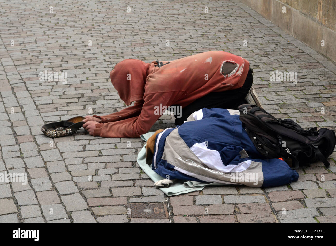 Gemeinsam mit vielen Städten hat Prag ein Problem mit Bettlern. Es gibt viele rund um den wichtigsten touristischen Gebieten. Stockfoto