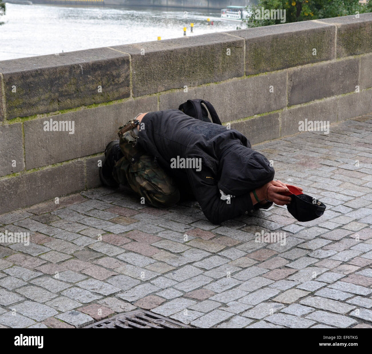 Gemeinsam mit vielen Städten hat Prag ein Problem mit Bettlern. Es gibt viele rund um den wichtigsten touristischen Gebieten. Stockfoto