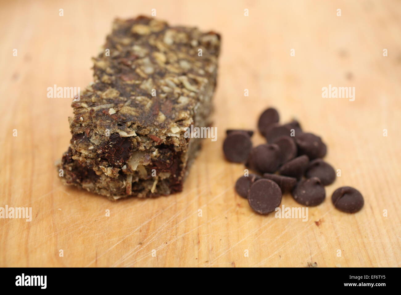 Vegan-Protein-Riegel auf einem Schneidebrett Stockfoto