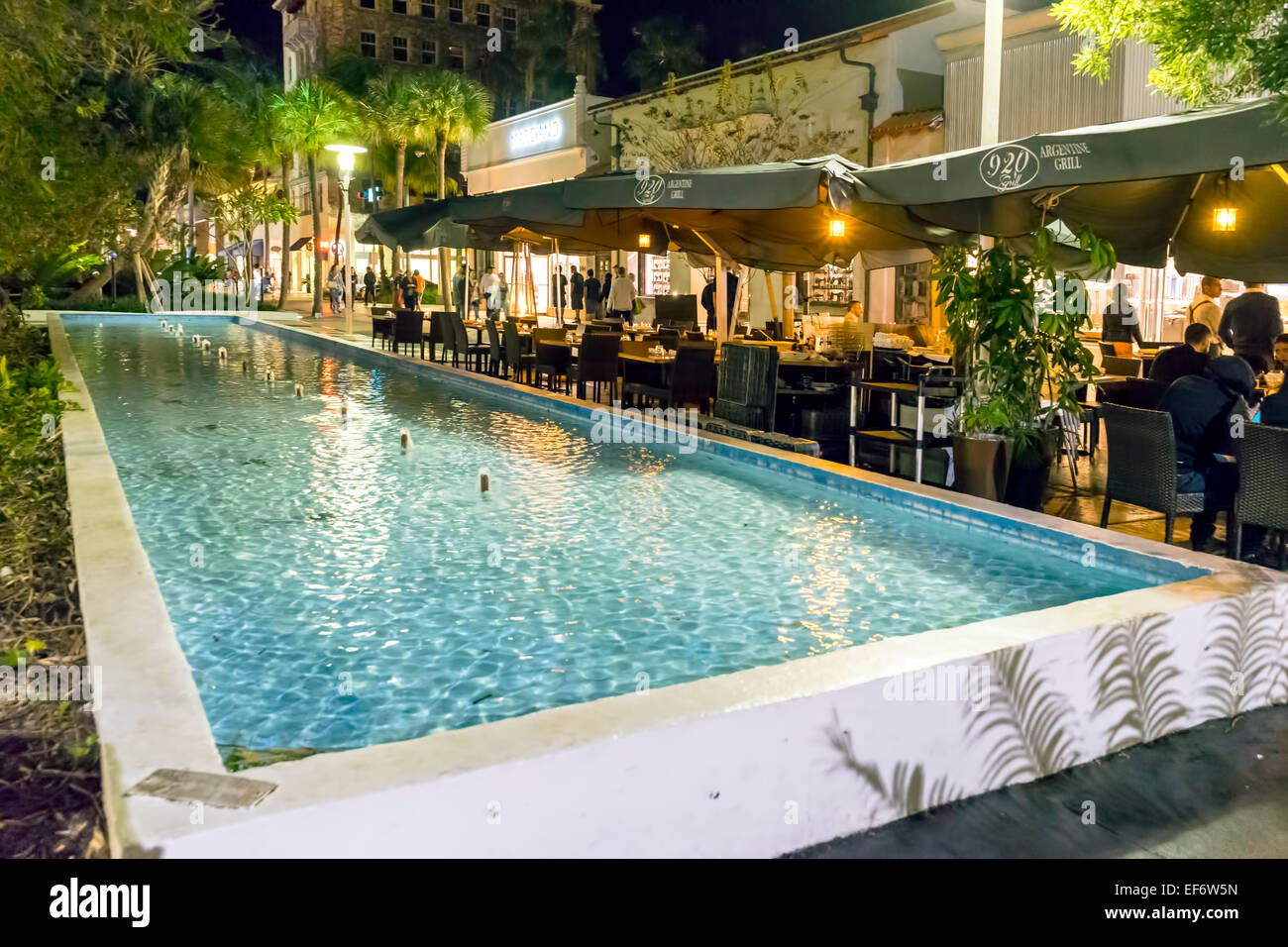 Menschen Essen neben dem öffentlichen Brunnen und Swimmingpool im 920 argentinischen Grill entlang der Lincoln Road Mall in Miami Beach, Florida, USA. Stockfoto